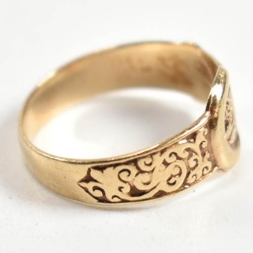 289 - A hallmarked 9ct gold engraved buckle ring. The ring having a belt buckle design with scrolling deco... 