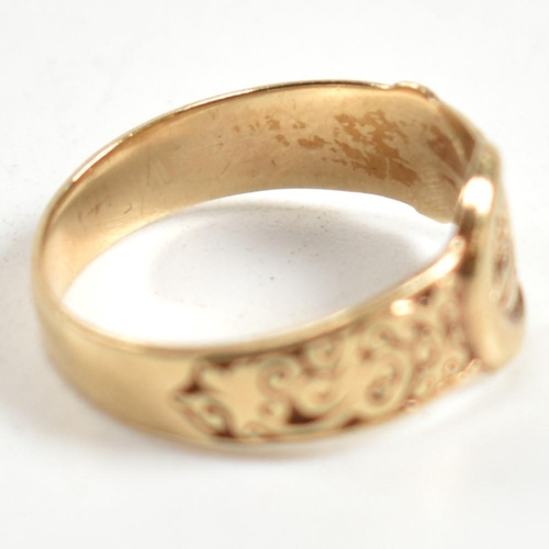 289 - A hallmarked 9ct gold engraved buckle ring. The ring having a belt buckle design with scrolling deco... 