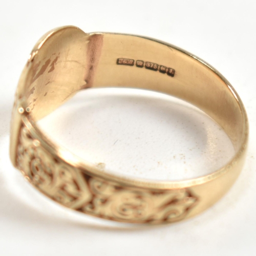 289 - A hallmarked 9ct gold engraved buckle ring. The ring having a belt buckle design with scrolling deco... 