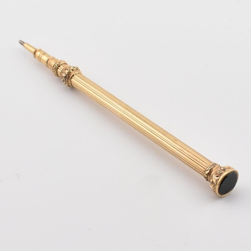 290 - An antique gold and bloodstone propelling pencil. The pencil of tubular form having a reeded design ... 