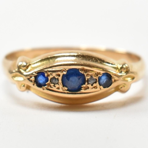 315 - A George V hallmarked 18ct gold, sapphire and diamond boat ring. The 18ct gold boat ring having thre... 