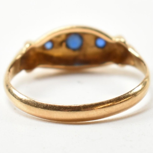 315 - A George V hallmarked 18ct gold, sapphire and diamond boat ring. The 18ct gold boat ring having thre... 