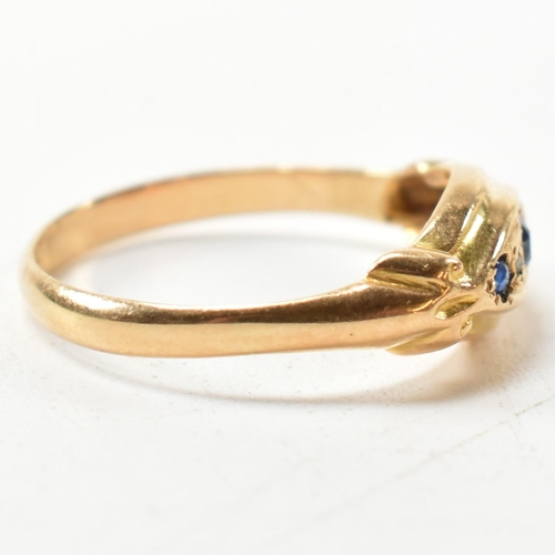 315 - A George V hallmarked 18ct gold, sapphire and diamond boat ring. The 18ct gold boat ring having thre... 