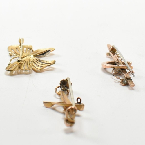 321 - Three hallmarked 9ct gold brooch pins. The brooch pins to include an Edwardian hallmarked 9ct gold b... 