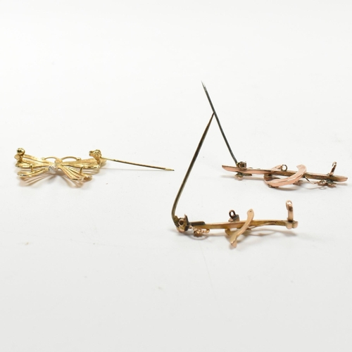 321 - Three hallmarked 9ct gold brooch pins. The brooch pins to include an Edwardian hallmarked 9ct gold b... 