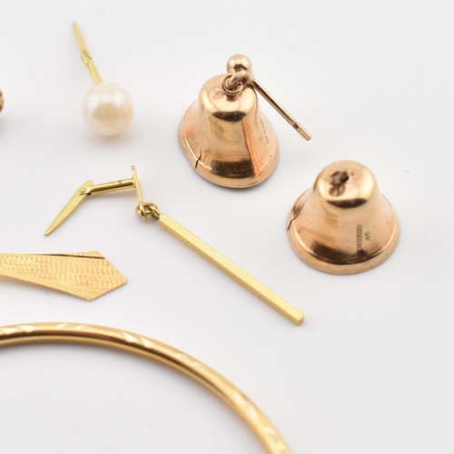 323 - Assorted 9ct gold earring fragments. The lot to include a single hallmarked 9ct gold endless hoop ea... 