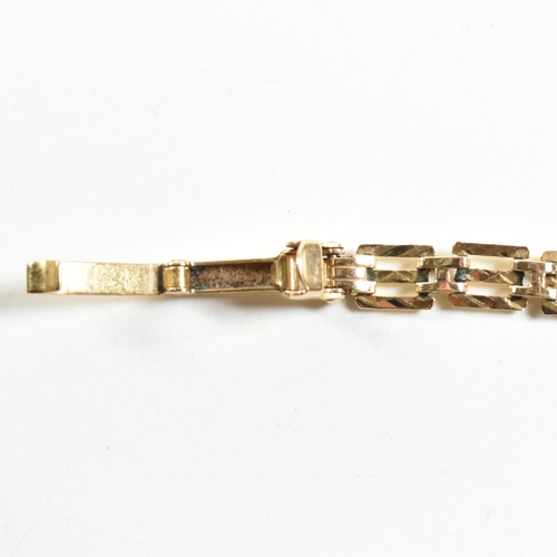 326 - A hallmarked 9ct gold Accurist ladies wrist watch. The 9ct gold Accurist watch having mixed Roman nu... 