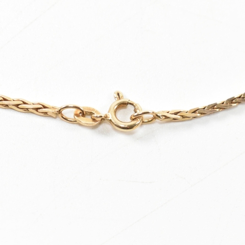 372 - An Italian hallmarked 9ct gold C link chain necklace. The 9ct gold necklace having C links to spring... 