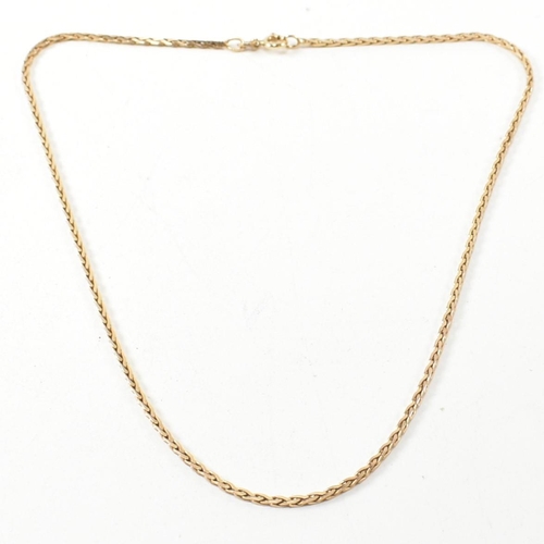 372 - An Italian hallmarked 9ct gold C link chain necklace. The 9ct gold necklace having C links to spring... 