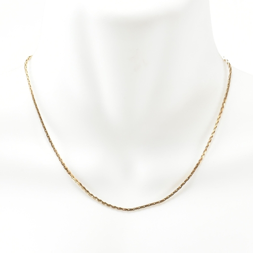 372 - An Italian hallmarked 9ct gold C link chain necklace. The 9ct gold necklace having C links to spring... 