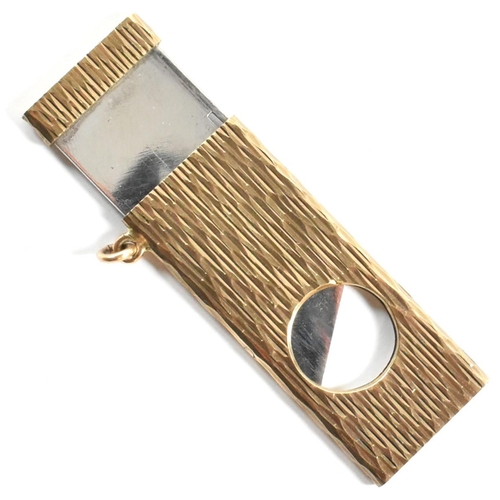 38 - A hallmarked 9ct gold cigar cutter. The cigar cutter having a textured body. Hallmarked for London, ... 