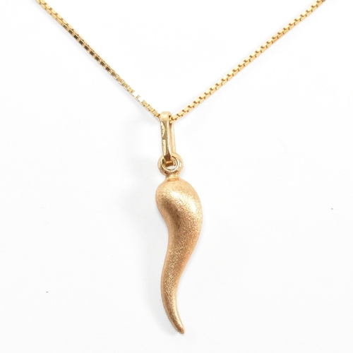 41 - An 18ct gold pendant necklace. The necklace strung with a cornicello/horn of plenty gold pendant. Th... 