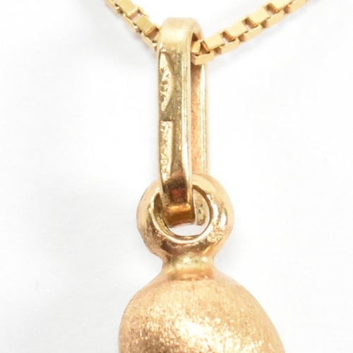 41 - An 18ct gold pendant necklace. The necklace strung with a cornicello/horn of plenty gold pendant. Th... 