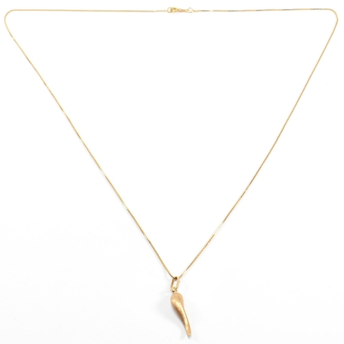 41 - An 18ct gold pendant necklace. The necklace strung with a cornicello/horn of plenty gold pendant. Th... 