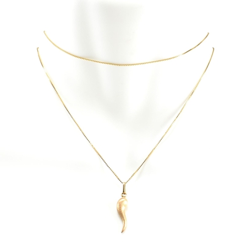 41 - An 18ct gold pendant necklace. The necklace strung with a cornicello/horn of plenty gold pendant. Th... 