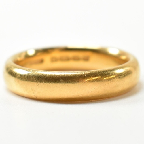 44 - A hallmarked 22ct gold band ring. The band ring hallmarked for Birmingham, 1930. Maker's mark KBSP. ... 