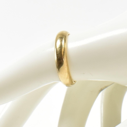 73 - A hallmarked 18ct gold band ring. Hallmarked for Chester, 1960. Sponsor's mark R&S. Size Q.5. Weighs... 