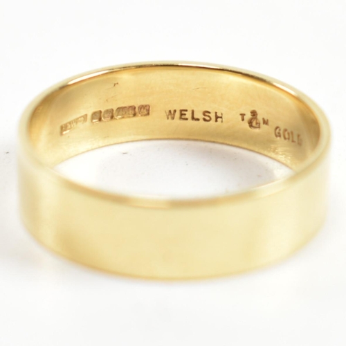 84 - A hallmarked 18ct Welsh gold band ring. The flat 18ct Welsh gold band ring hallmarked for Sheffield,... 