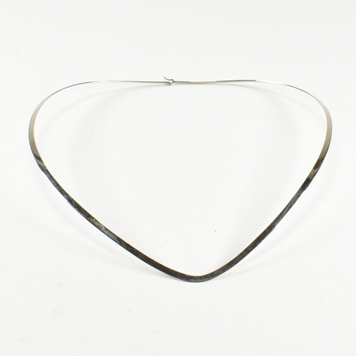 94 - An 18ct white gold wishbone choker necklace. The 18ct white gold flat wishbone choker necklace marke... 