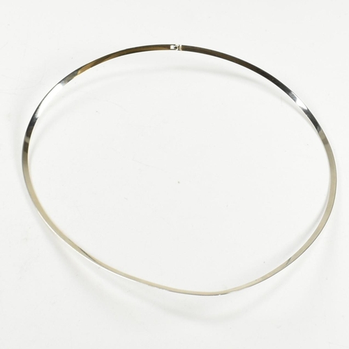 94 - An 18ct white gold wishbone choker necklace. The 18ct white gold flat wishbone choker necklace marke... 