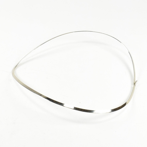 94 - An 18ct white gold wishbone choker necklace. The 18ct white gold flat wishbone choker necklace marke... 