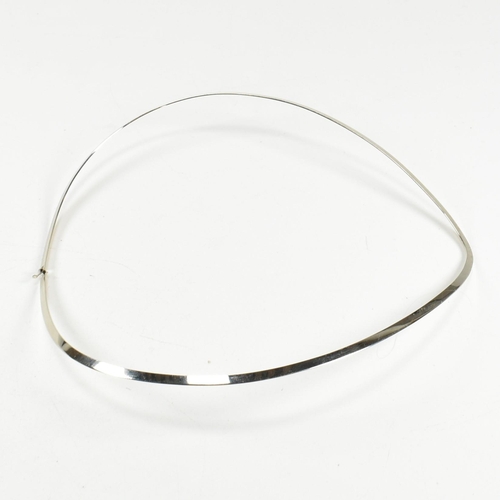 94 - An 18ct white gold wishbone choker necklace. The 18ct white gold flat wishbone choker necklace marke... 