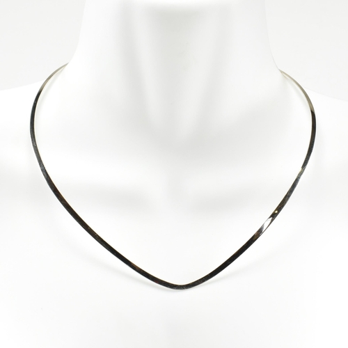 94 - An 18ct white gold wishbone choker necklace. The 18ct white gold flat wishbone choker necklace marke... 