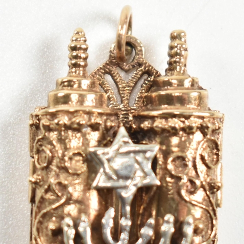 96 - A hallmarked 9ct gold Torah scroll necklace pendant with opening doors. The 9ct yellow gold Jewish n... 