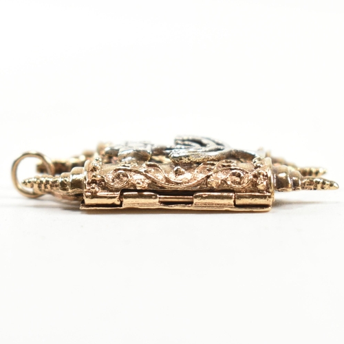 96 - A hallmarked 9ct gold Torah scroll necklace pendant with opening doors. The 9ct yellow gold Jewish n... 