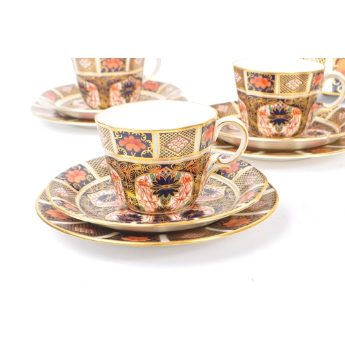 1 - Royal Crown Derby - A vintage 20th century Imari pattern tea service set. To include teapot, cups, s... 