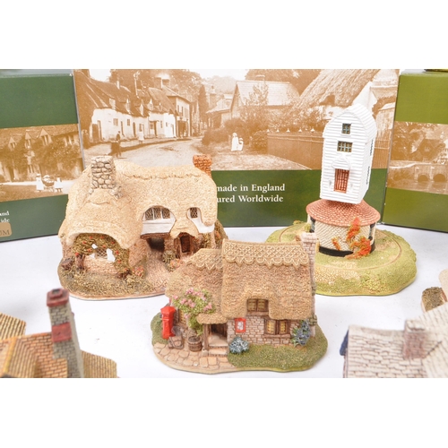 143 - Lilliput Lane - A collection of nineteen 20th Century vintage Lilliput Lane cottage sculpture figure... 