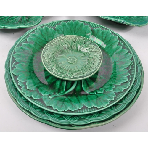 2 - Wedgwood - Majolica - A collection of 19th century and later display cabinet leaf plates. Of various... 