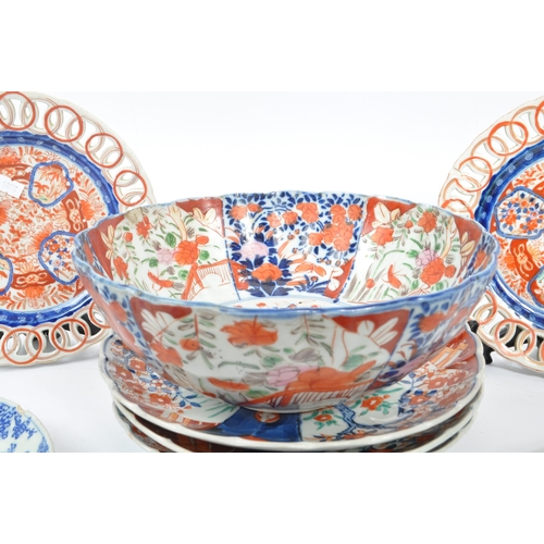 25 - A collection of 19th and 20th Century Japanese porcelain items in Imari pattern, to include two plat... 