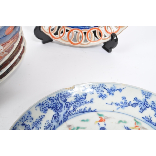 25 - A collection of 19th and 20th Century Japanese porcelain items in Imari pattern, to include two plat... 