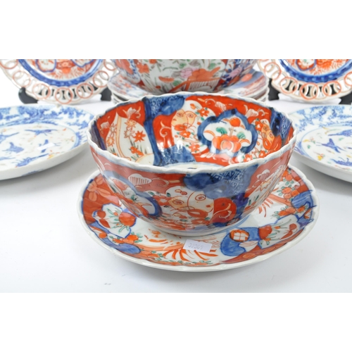 25 - A collection of 19th and 20th Century Japanese porcelain items in Imari pattern, to include two plat... 