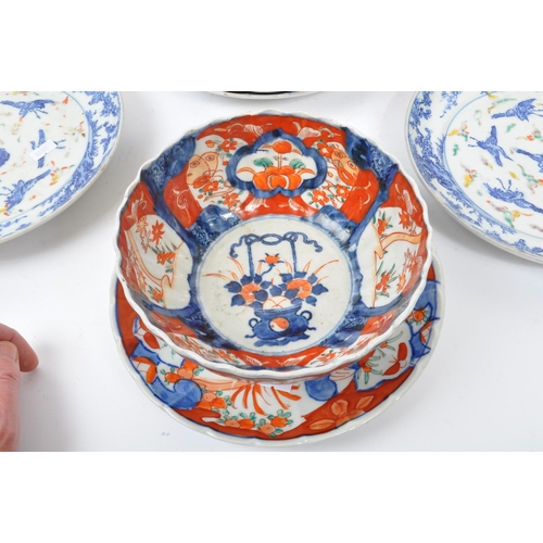 25 - A collection of 19th and 20th Century Japanese porcelain items in Imari pattern, to include two plat... 