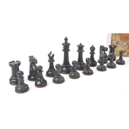 253 - An early 20th century turned beech wood chess set. The set complete. Each piece having green felt to... 