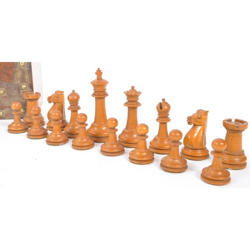 253 - An early 20th century turned beech wood chess set. The set complete. Each piece having green felt to... 