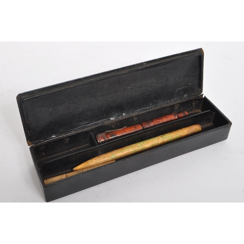 258 - An early 20th century circa. 1920s Japanese lacquered pen box. The pen box having black lacquered fi... 