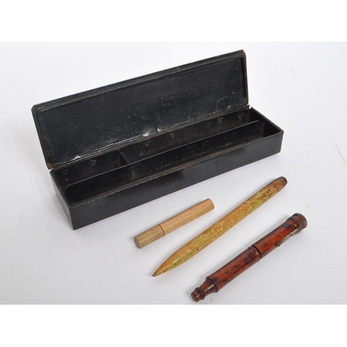 258 - An early 20th century circa. 1920s Japanese lacquered pen box. The pen box having black lacquered fi... 