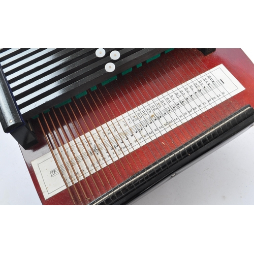 427 - A 20th Century vintage nine chord bar autoharp in red and black with picture of scale to bottom. In ... 