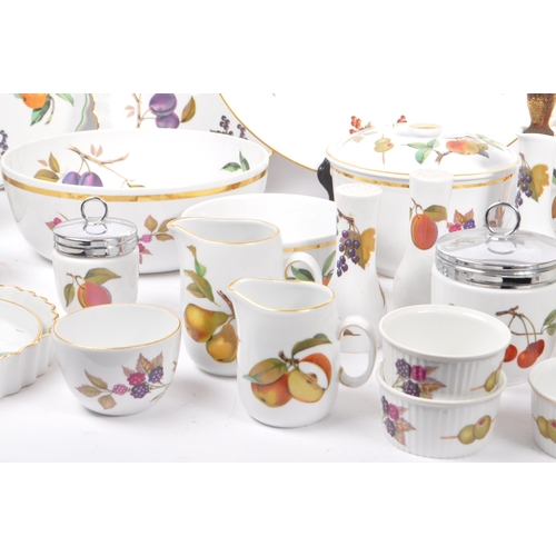 442 - Royal Worcester - Evesham - A large collection of Royal Worcester Evesham fine porcelain tableware. ... 