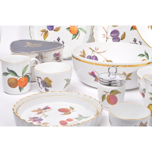 442 - Royal Worcester - Evesham - A large collection of Royal Worcester Evesham fine porcelain tableware. ... 