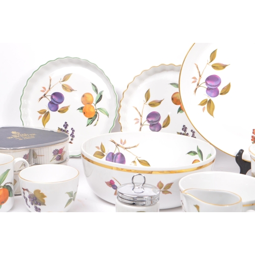 442 - Royal Worcester - Evesham - A large collection of Royal Worcester Evesham fine porcelain tableware. ... 