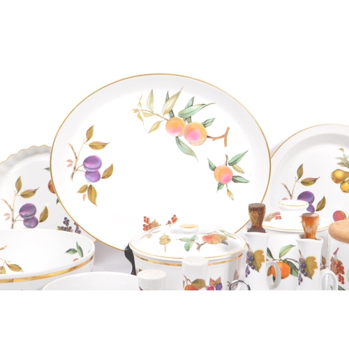 442 - Royal Worcester - Evesham - A large collection of Royal Worcester Evesham fine porcelain tableware. ... 