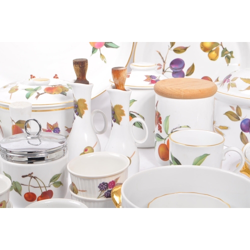 442 - Royal Worcester - Evesham - A large collection of Royal Worcester Evesham fine porcelain tableware. ... 