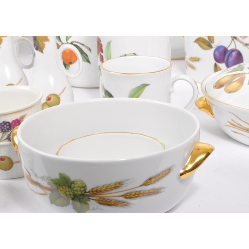 442 - Royal Worcester - Evesham - A large collection of Royal Worcester Evesham fine porcelain tableware. ... 