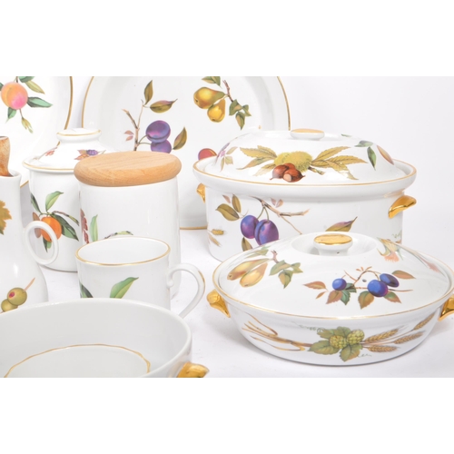 442 - Royal Worcester - Evesham - A large collection of Royal Worcester Evesham fine porcelain tableware. ... 