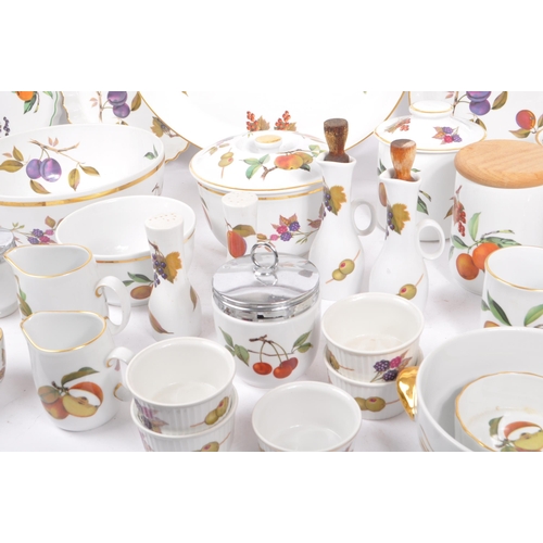 442 - Royal Worcester - Evesham - A large collection of Royal Worcester Evesham fine porcelain tableware. ... 