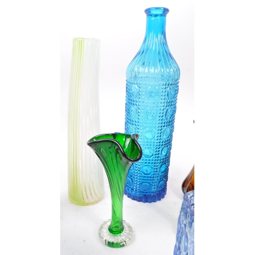 48 - Aseda - A collection of 20th Century retro studio art glass splash vases some with bubble control of... 